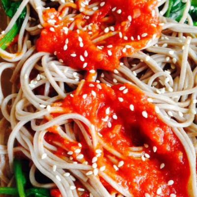 Soba noodles, spinazie en tomatensaus